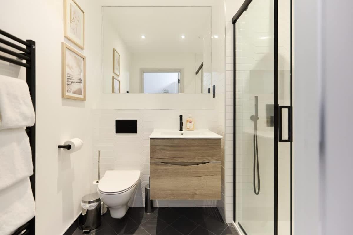 The South Wimbledon Escape - Lovely 3bdr With Balcony Appartement Londen