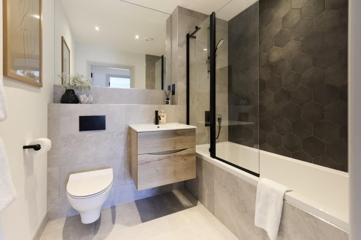 The South Wimbledon Escape - Lovely 3bdr With Balcony * Londen