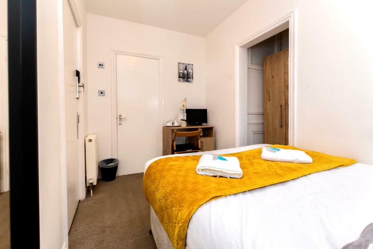 Oyo Tamtam Acton Hotel 3*