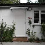 Bubblesbnb- Lovely 1 Bedroom Studio Flat