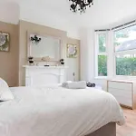 Contemporary 3 Bed House With Spacious Garden Close To Stratford