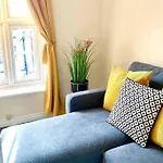 Smartrips Beckton Townhouse With Parking