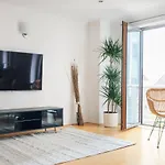 Riverside Two Bedroom Apartment In Canary Wharf