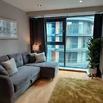 One Bed Luxury Apartment In Heart Of Canary Wharf, London E14
