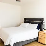 City Apartment - Shadwell - Wrap Around Balcony W Scenic View