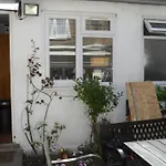 Bubblesbnb- Lovely 1 Bedroom Studio Flat