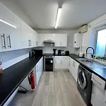 New Cosey 2 Bedroom Apartment With Free Parking