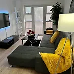 New Cosey 2 Bedroom Apartment With Free Parking