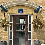 New Cosey 2 Bedroom Apartment With Free Parking