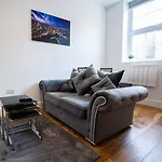 Lovely New 1 Bedroom Apartment In Stratford!