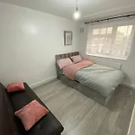Lovely 3 Bedroom Apartment In The Heart Of Hackney