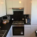 Sunny Flat In London With Balcony, Just 15 Mins To Central!