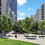 Ellie N Conys 3 Bedroom Apartment With 2 Bathrooms, An Ensuite, Kitchen And Balcony In Stratford Westfield