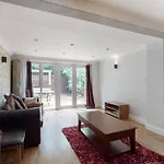 Spacious 4 Bedroom Home With Garden In London