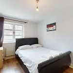 Spacious 4 Bedroom Home With Garden In London