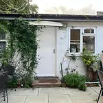 Bubblesbnb- Lovely 1 Bedroom Studio Flat
