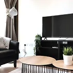 Superb Studio In Greenwich With Balcony & Roof Top