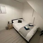 Spacious 2 Bedroom On Tower Bridge