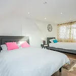 Entire Lovely Family Home With Parking, Wifi, Netflix, Self Check-In