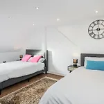Entire Lovely Family Home With Parking, Wifi, Netflix, Self Check-In