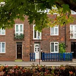 London Bridge 3 Bedroom House With Reception Room, Office And Private Garden