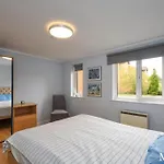 Morden Flat Close To Dlr Station With Free Parking