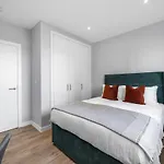 Ellie N Conys 3 Bedroom Apartment With 2 Bathrooms, An Ensuite, Kitchen And Balcony In Stratford Westfield