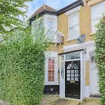 2 Bed Garden Flat Leyton Village