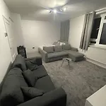 Lovely Spacious Studio Apartment, Separate Kitchen