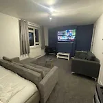 Lovely Spacious Studio Apartment, Separate Kitchen
