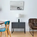 D8 - Canal View Apartment