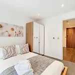 Fully Serviced Two Bed Apartment By Excel & O2
