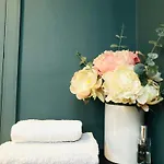 Stunning 1 Bed Garden Apartment