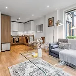 Modern Surrey Quays Flat