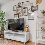 Modern Surrey Quays Flat