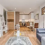 Modern Surrey Quays Flat