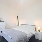 Spacious Private Room In Manor Park