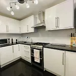 Cosy Spacious 2 Bedrooms With Dedicated Off Street Parking