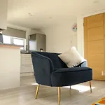 Luxury 5 Star London Apartment - Parking, Garden, Nr Greater London Metro Stations