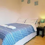 Modern Apartment In Great Location In London