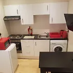 Modern Apartment In Great Location In London