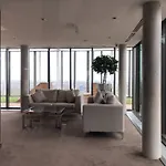 Modern 2 Bed Flat With Gym