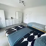Up To 3 People, Room In A Share House With Private Garden Access