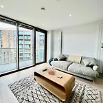 Luxury 2 Bedroom 2 Bathroom Apartment - London City Airport