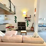 High-Ceiling Flat With Rooftop & Skyline View