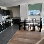 Luxury 2 Bed Apartment Excel London