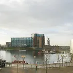 1 Bedroom Apartment With Dock Views In E16