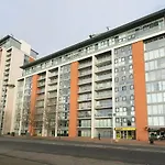 1 Bedroom Apartment With Dock Views In E16