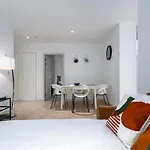 Contemporary Apartment Overlooking Barrier Park