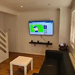 Close To Tower Bridge Central London - 4 Bedroom House - 3 Bathrooms - Free Parking 3 Cars - Sleep 9